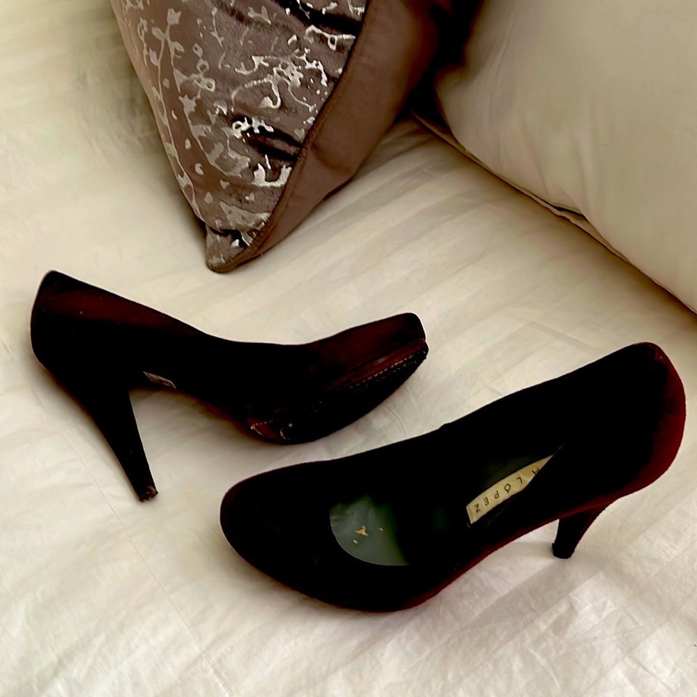 Deep purple Pura Lopez Pump great for the holidays